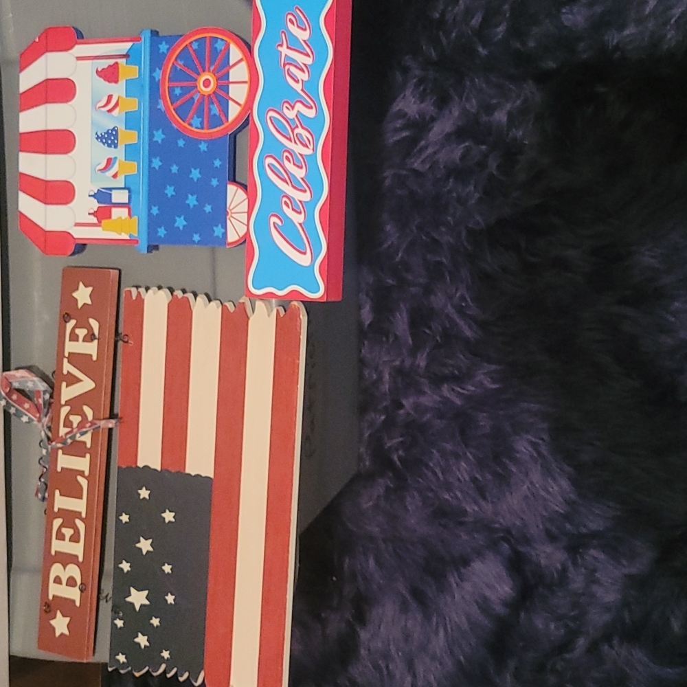 Independence day wall decor signs.